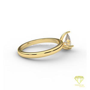 Bague de fiançailles solitaire en moissanite taille poire en or jaune, classique à quatre griffes, pour femme - Product Image 4