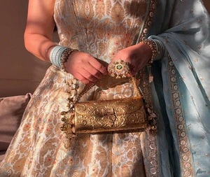 กระเป๋าคลัทช์โลหะเคลือบทองลายนูนแบบใหม่ขายดีอันดับต้นๆ งานฝีมือสำหรับเจ้าสาว แฟชั่นวาววับสำหรับวันวาเลนไทน์ - Product Image 5