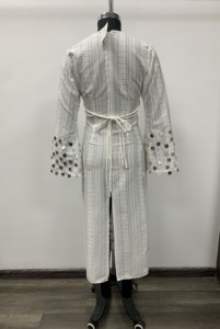 Robe midi élégante blanche rayée à sequins, col en V profond, manches lanternes, coupe fourreau ajustée, pour soirée - Product Image 2