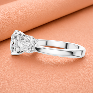 Anillo de Compromiso de Moissanita de Corte Redondo Premium con Piedras Laterales Trillón, Plata de Ley 925, Joyería Nupcial - Product Image 2