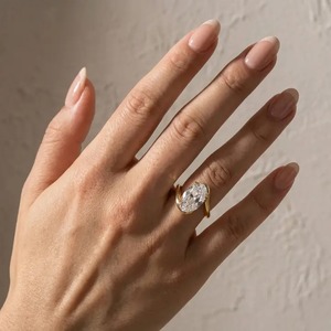 Anillo de Compromiso Solitario de Diseño Premium con Moissanita de 5.0Ct, Corte Ovalado, Chapado en Oro Blanco sobre Plata de Ley 925, Joyería para Mujer - Product Image 4