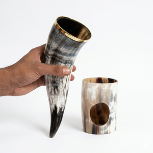 Cuerno Vikingo Artesanal para Beber de 12 Pulgadas, Taza de Cuerno de Buey Natural con Borde de Latón y Punta de Lobo, Copa Nórdica Medieval para Cerveza, con Soporte - Product Image 1