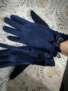 Gants de cyclisme de luxe blancs et noirs antidérapants respirants en polyester et nylon avec revêtement polyuréthane – Élégance et performance - Product Image 3