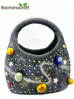 Sac à main artisanal en feutre 100% laine sur le thème de la galaxie |   Sac fourre-tout céleste durable pour femmes |   Sac à main artisanal en feutre écologique