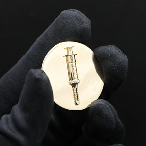 Colgante de jeringa chapado en oro con incrustaciones de diamantes, estilo hip-hop, joyería unisex para regalo - Product Image 1