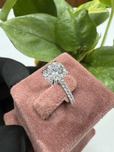 Bague de fiançailles solitaire pour femme, diamant de laboratoire rond de 3 carats, or jaune 14 carats, polissage haute brillance, pour mariage. - Product Image 4