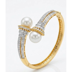 Bracelet manchette pour femme en plaqué or avec perles d'imitation et diamants pour les occasions de mariage - Product Image 1