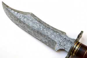 Cuchillo utilitario de exterior hecho a mano con acero de Damasco, mango de madera y guardacuchillo de latón - Product Image 3