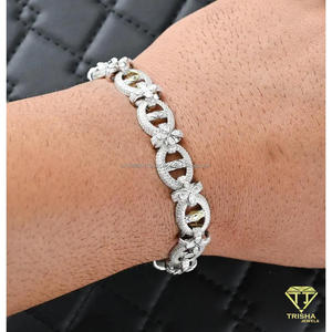 Elegante Brazalete Floral Infinito Elaborado con Piedras de Moissanita con Claridad VVS y Acabado en Oro Blanco, Diseño de Joyería de Lujo - Product Image 5