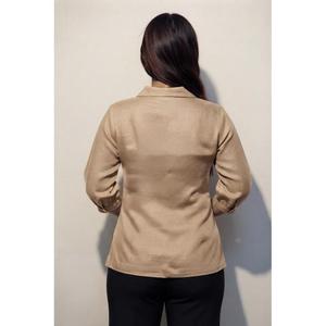 Luce a la moda sin esfuerzo con esta cómoda y elegante camisa para mujer. Compra directamente del proveedor. - Product Image 3