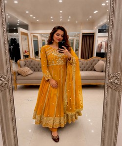 Robe élégante en georgette avec travail de sequins Zari, longueur ras du sol, tenue ethnique pour mariage, style Inde Pakistan 85553 VRINDAVAN- LC 1481 - Product Image 1