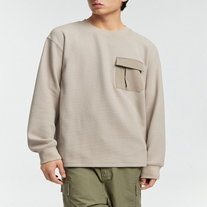 เสื้อสเวตเชิ้ตคอกลมสีขาวทรงโอเวอร์ไซส์สำหรับผู้ชาย พร้อมกระเป๋าสีเทา ดีไซน์เรียบง่าย ผลิตจากผ้าฝ้ายถัก เหมาะสำหรับใส่ในฤดูใบไม้ร่วง - Product Image 1