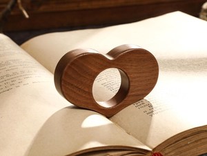 Porte-pages en bois en forme de cœur, qualité supérieure, fabriqué à la main par les meilleurs artisans, décoration de table polie, thème amour, à bas prix - Product Image 2