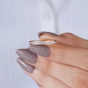 Anillo de eternidad delgado con diamantes en oro rosa para mujer, elegante anillo de diamantes brillantes, perfecto para boda, compromiso o aniversario. - Product Image 6