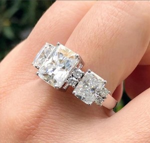 Bague unique en argent sterling 925 avec 3 pierres de moissanite taille radiant pavée 2+1 CT, cadeau de promesse pour anniversaire et fêtes - Product Image 3
