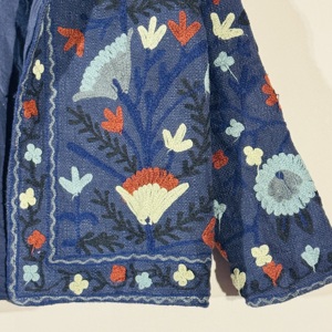 Veste TNT Navy Suzani • Manteau brodé à motifs floraux • Vêtement d'extérieur bohème fait main • Léger pour les festivals - Product Image 2