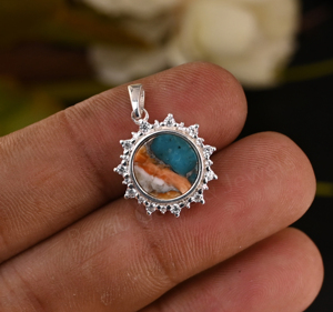 Pierre précieuse d'huître barbelée ronde de 10 mm en cuivre turquoise avec pavé de CZ entourant, sertie dans un cadre en argent 925 plaqué rhodium, pour unisexe - Product Image 2