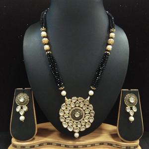 Ensemble de collier long glamour en pierres Kundan et perles - Bijoux de mariée raffinés - Product Image 1