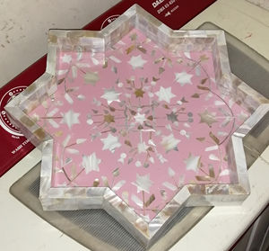 Plateau de service rond artisanal en nacre indienne, fait à la main par des artisans en Inde. - Product Image 3