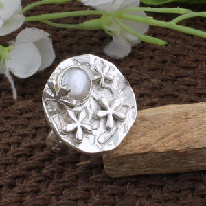 แหวนมุกวินเทจสไตล์วิคตอเรียน เงินแท้ 925 มุกน้ำจืดธรรมชาติ แหวนรูปดอกไม้ เครื่องประดับอัญมณีโบราณ สำหรับผู้หญิง งานแต่งงาน - Product Image 1