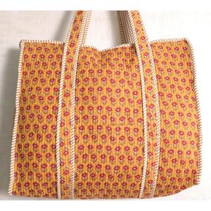 Bolso Tote Acolchado con Estampado Floral de Algodón, Bolso de Hombro Hecho a Mano en India, Bolso Boho para Mujer - Product Image 2