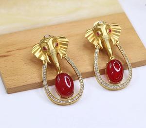 Elegantes Pendientes de Diseño en Latón Chapado en Oro de Alta Calidad para Mujer, Ideales para Fiestas y Eventos Nocturnos - Product Image 4