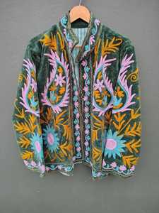 Chaqueta de terciopelo para mujer, estilo bohemio moderno con una lujosa combinación de artesanía tradicional, color verde oliva, con estampado floral étnico, abrigo de invierno. - Product Image 3