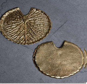 Ensemble de sous-verres en laiton en forme de feuille de cèdre, avec des veines de feuille détaillées et des surfaces texturées, disponibles à prix de gros. - Product Image 5