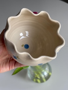 Tazón Artesanal de Cerámica con Borde Ondulado y Motivo de Bayas Pintado a Mano, Acabado Brillante para una Decoración Elegante de Cocina y Comedor - Product Image 5
