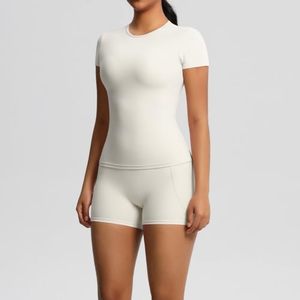 Conjunto Deportivo de 2 Piezas para Mujer, Top de Yoga sin Costuras de Cuello Redondo y Manga Corta, Shorts de Cintura Alta, Color Sólido, Spandex y Algodón - Product Image 4
