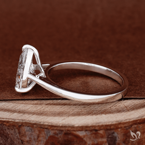 Anillo de compromiso de oro blanco de 10K con diamante de laboratorio talla pera y montura catedral en forma de lágrima - Product Image 2