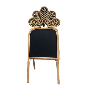 Soporte de pizarra de menú con marco de ratán Vintage para suministros de restaurante y hotel - Product Image 1