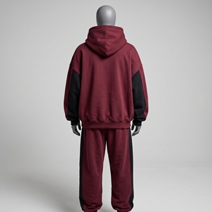 Ensemble de survêtement oversize noir et bordeaux pour homme, avec sweat à capuche à empiècements diagonaux, pantalon large noir et bande latérale rouge, bicolore - Product Image 2