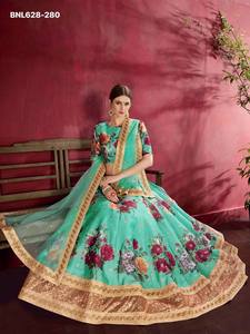 Lehenga-Choli et Dupatta en soie artistique de dernière génération, magnifiquement imprimés de motifs floraux, avec broderies de paillettes et travail de perles - Fournisseur indien - Product Image 4