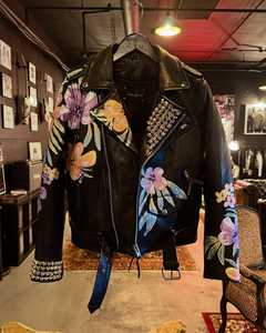 เสื้อแจ็คเก็ตหนัง PU แฟชั่นผู้ชายสไตล์นักแข่งมอเตอร์ไซค์ ไซส์ใหญ่ มีฮู้ด ระบายอากาศได้ดี ซิปแบบติดตั้ง ทรงสูง สีน้ำตาล สีดำ สำหรับฤดูใบไม้ร่วง ขายส่งจากโรงงาน - Product Image 1