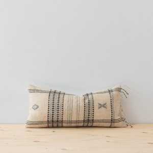 Housse de coussin décorative en laine faite à la main style bohème avec franges et pompons - Product Image 4