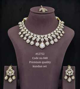 Parure de bijoux de mariée en laiton plaqué style victorien avec collier Kundan, boucles d'oreilles et Tikka, ornée de moissanite royale, pour femme, idéale pour les mariages et les fêtes. - Product Image 2
