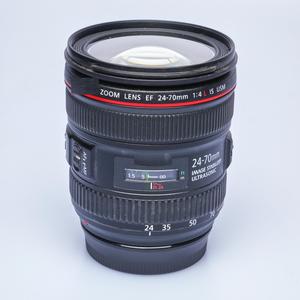 Lente con Zoom EF 24-70/4 L USM en Promoción para Profesionales - Product Image 1