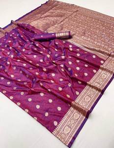 Sari en soie Banarasi douce avec un pallu riche et un travail de tissage Zari de haute qualité, sari de créateur à grande bordure avec chemisier en soie contrastant - Product Image 4