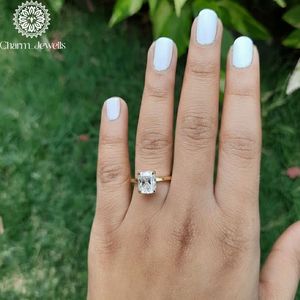 Bague de fiançailles classique en moissanite taille coussin en or jaune 18 carats certifiée IGI, alliance pour femme sertie à griffes - Product Image 2