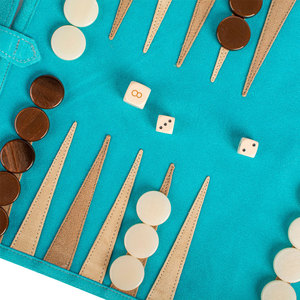 Tablero de backgammon de cuero con triángulos de madera, juego clásico para dos jugadores, fichas blancas y negras - Product Image 4