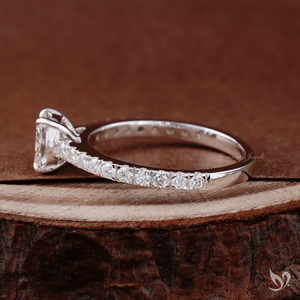 Anillo de Compromiso Elegante con Diamante Cultivado en Laboratorio, Corte Alargado, Oro Blanco de 10K, 1CT, Certificado IGI, Banda Pavé Tipo Catedral, Anillo Nupcial - Product Image 2