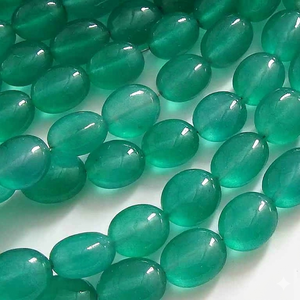 Perles de pierre en quartz vert émeraude lisses, ovales, en forme de nuget, brin de 15 pouces, 10x8 à 8x7 mm, fournitures en gros - Product Image 1
