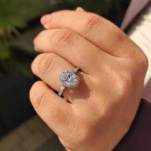 Anillo de compromiso clásico con halo de moissanita ovalada brillante de 2 quilates, plata 925 original, joyería para fiesta de boda para ella - Product Image 4