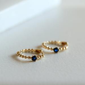 Pendientes de Aro Huggie con Cuentas de Oro Rosa de 14K y Zafiro Azul, Minimalistas, Delicados, con Piedras Preciosas, Elegantes, Regalo de Joyería para Mujeres y Niñas, para Fiestas - Product Image 1
