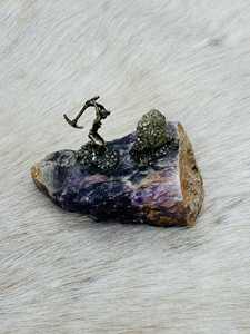 El adorno decorativo parece ser una figurita de minero de cristal de fluorita con una pequeña estatua de minero de metal que sostiene cestas. - Product Image 1