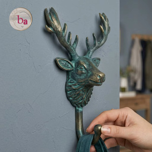 Gancho de Pared de Hierro Fundido con Diseño de Reno Azul, Estilo Vintage, Autoadhesivo, Duradero, Ecológico y Hecho a Mano para Ropa - Product Image 1