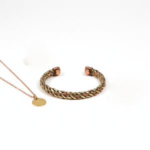 Bracelet manchette tressé en métaux mélangés fait main - Jonc magnétique thérapeutique torsadé en cuivre et laiton pour hommes et femmes - Product Image 4
