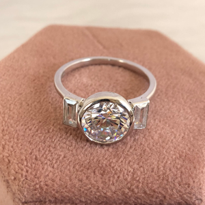 Anillo de compromiso de oro blanco de 10K con circonita cúbica de corte esmeralda en bisel y circonita cúbica de corte redondo solitario, anillo de tres piedras de oro macizo, regalo para esposa - Product Image 2