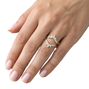 แหวนแต่งงานแบบซ้อนกัน ดีไซน์เชฟรอนโค้ง ทำจากทองคำแท้ 18K ประดับเพชรทรงมาร์คีส์และทรงกลมจากแล็บ พร้อมเพชร DEF Color VS VVS Clarity - Product Image 6